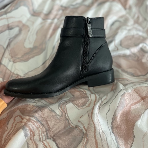 Studio b By BLONDO, ankle boots, 100% Authentic, Handmade in Canada. 9/10 - Picture 2 of 5